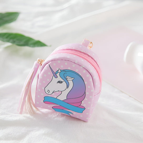 Mignon petit porte-monnaie rose à pois blancs en forme de sac à dos, orné d'un dessin de licorne avec une crinière bleue et violette, et un ruban turquoise. Fermeture éclair dorée et détails soignés., 45501374955775 | Licorne Shop