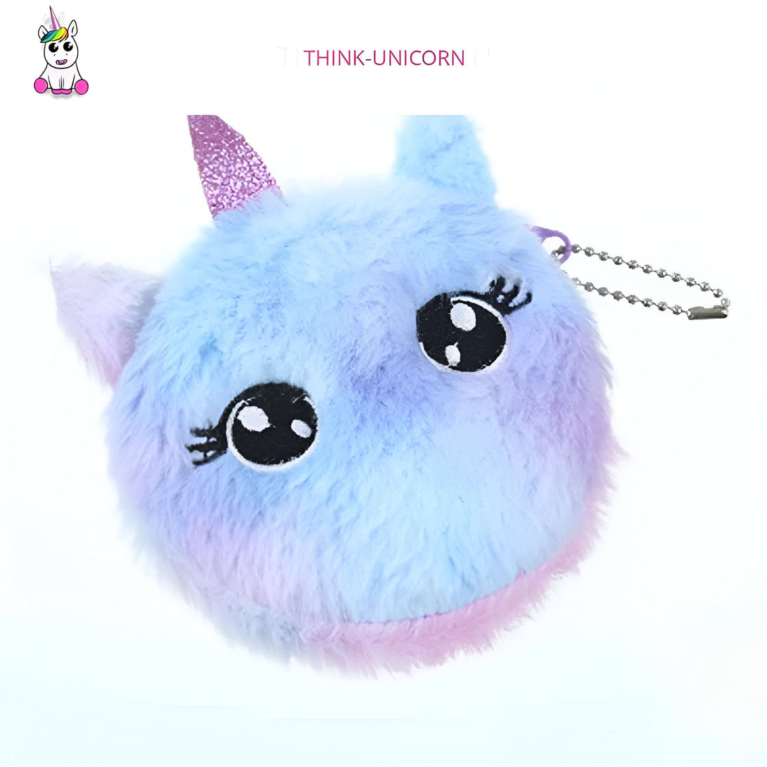 Porte-monnaie rond en peluche, motif licorne aux couleurs pastel (bleu, violet, rose). Il a des yeux brodés et une corne pailletée. Chaîne en métal argentée., 45501166584063 | Licorne Shop