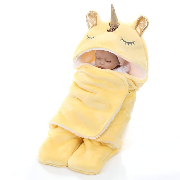 Un bébé emmailloté dans une couverture jaune à capuche licorne avec des pieds., 45501375119615 | Licorne Shop