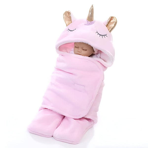 Bébé emmailloté dans une couverture rose en forme de licorne avec une capuche. L'enfant a les yeux fermés et semble dormir paisiblement. La couverture a une corne dorée et des oreilles scintillantes., 45501324067071 | Licorne Shop