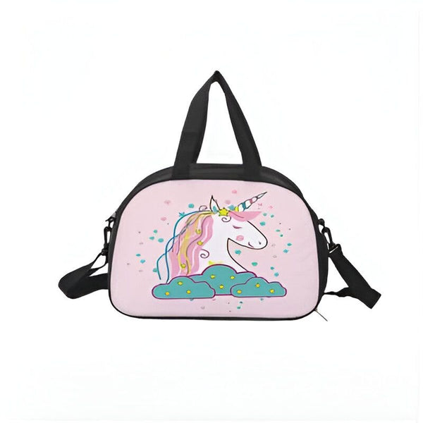 Sac de sport rose avec dessin d'une licorne blanche à la crinière multicolore, reposant sur des nuages verts. Idéal pour les enfants, pour le sport ou les voyages., 45501326590207 | Licorne Shop