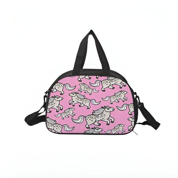Sac de sport rose avec des motifs de chevaux appaloosa. Sac de voyage original et coloré, idéal pour les amateurs d'équitation. Design unique avec des dessins de chevaux stylisés., 45501327081727 | Licorne Shop