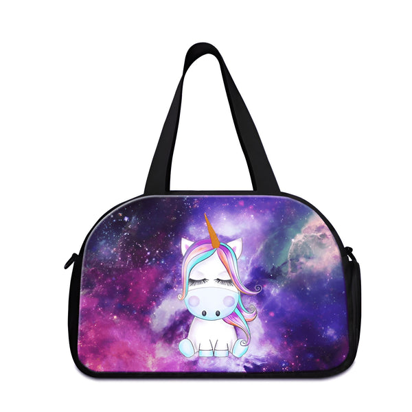 Sac de sport noir avec un motif d'un adorable licorne dessin animé sur un fond cosmique violet et rose. Parfait pour les enfants ou les fans de licornes !, 45501325934847 | Licorne Shop