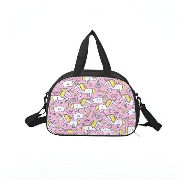 Sac de sport rose avec motifs d'unicorns, de nuages, d'étoiles et de cœurs. Il a des poignées noires et une bandoulière ajustable., 45501326557439 | Licorne Shop