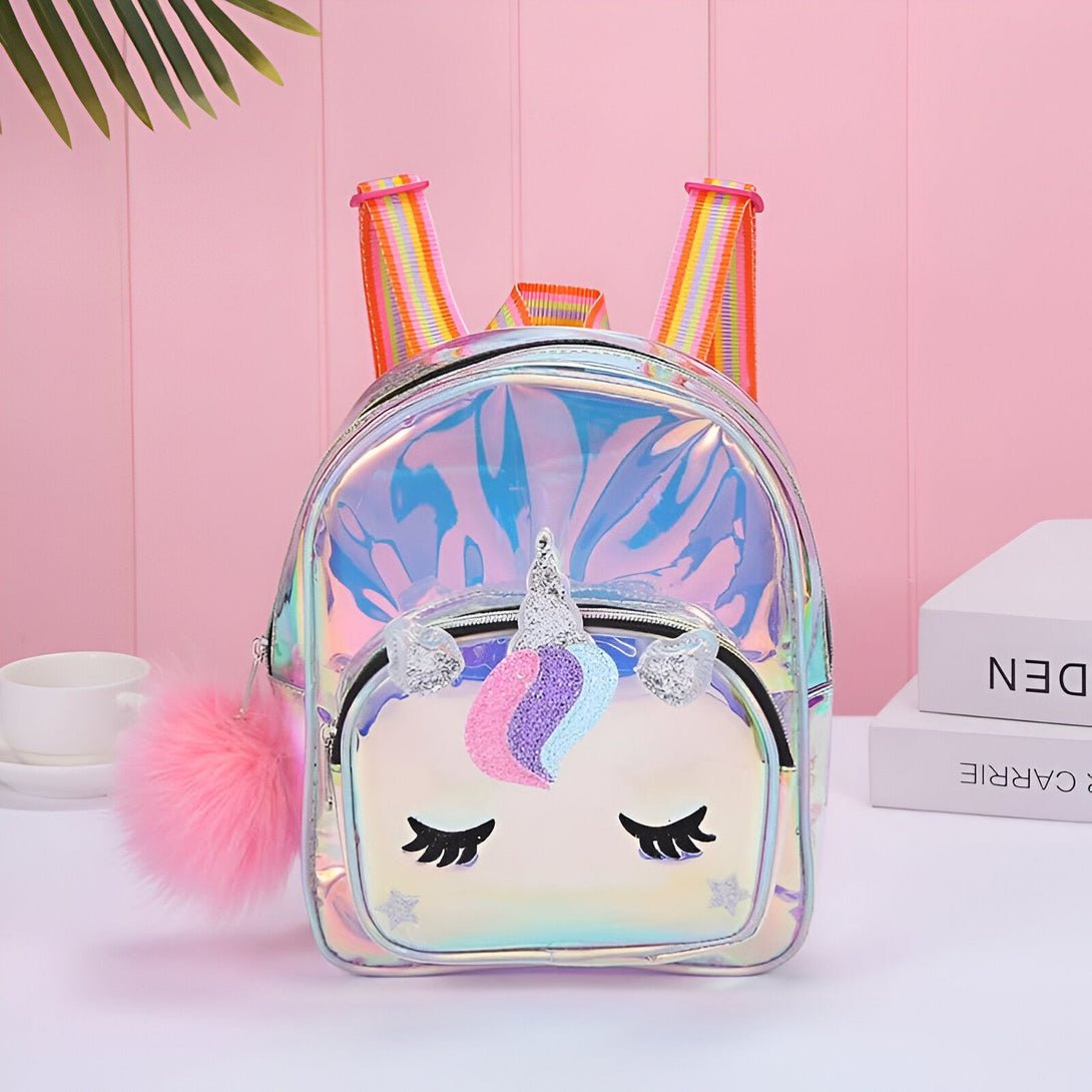 Sac à dos pour enfant en forme de licorne, couleur arc-en-ciel irisé avec une petite queue rose duveteuse. Bretelles colorées et fermeture éclair argentée. Accessoire mignon pour l'école ou les loisirs., 45501270360319 | Licorne Shop