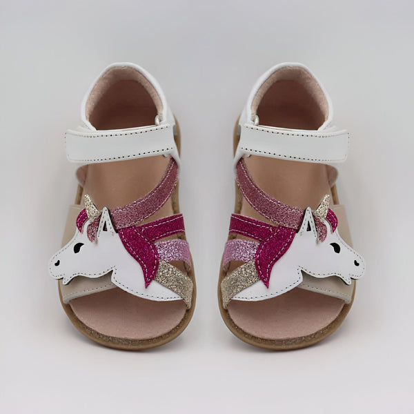 Paire de sandales pour enfants, beige et blanc, décorées d'une tête de licorne blanche pailletée rose et or. Fermeture par une bride velcro blanche. Chaussures d'été fantaisie., 45502055579903,45502055612671,45502055645439,45502055678207,45502055710975,45502055743743,45502055776511,45502055809279,45502055842047 | Licorne Shop