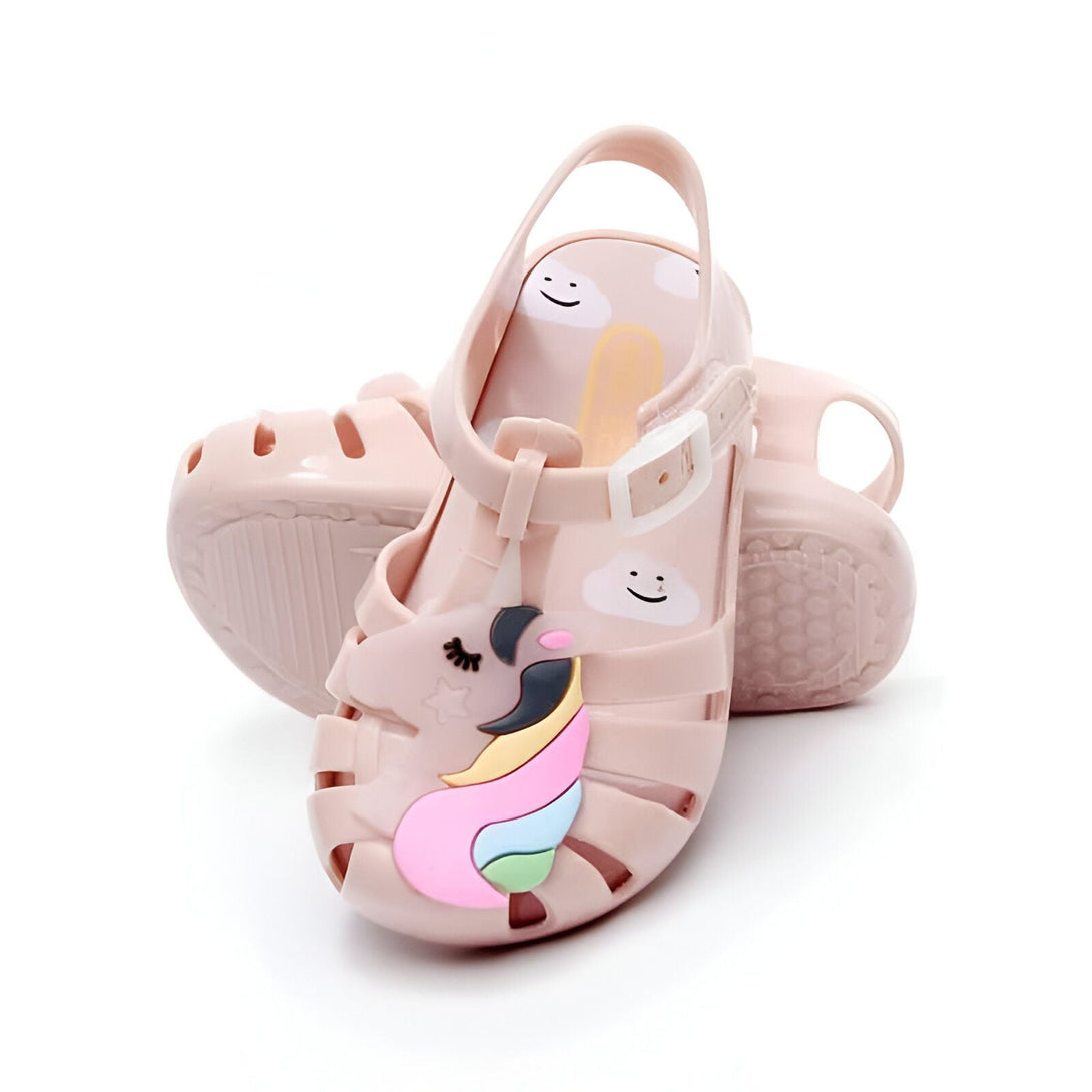 Sandales pour enfants roses avec motif licorne. Chaussures de plage d'été pour filles. Sandales en plastique pour piscine ou jardin, avec une boucle pour un maintien sûr. Semelles intérieures décorées de nuages et de sourires., 45502346920191,45502346952959,45502346985727,45502347018495,45502347051263,45502347084031,45502347116799,45502347149567,45502347182335 | Licorne Shop