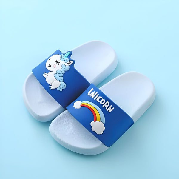 Paire de sandales pour enfants blanches et bleues ornées de motifs de licorne et d'arc-en-ciel sur fond bleu clair., 45502342529279,45502342562047,45502342594815,45502342627583,45502342660351,45502342693119,45502342725887,45502342758655,45502342791423 | Licorne Shop