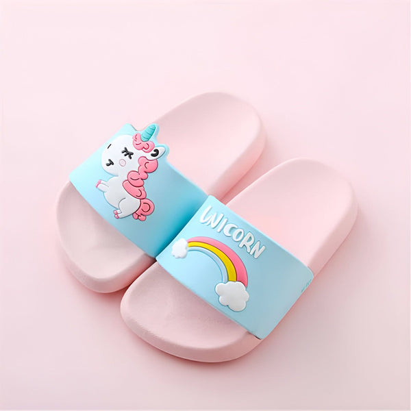 Paire de pantoufles roses pour enfants avec des motifs de licornes et d'arcs-en-ciel sur une bande bleue claire., 45502345249023,45502345281791,45502345314559,45502345347327,45502345380095,45502345412863,45502345445631,45502345478399,45502345511167 | Licorne Shop