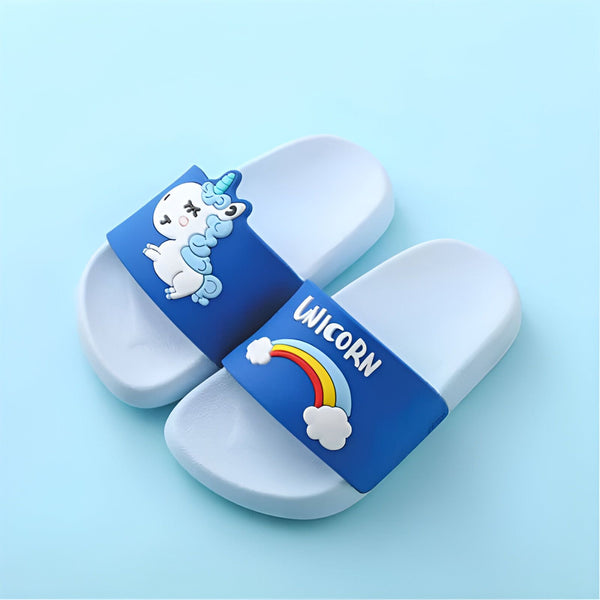 Paire de jolies claquettes blanches pour enfants décorées d'un motif de licorne bleue et d'un arc-en-ciel. Chaussures d'été ludiques et confortables pour les petits pieds., 45502339776767,45502339809535,45502339842303,45502339875071,45502339907839,45502339940607,45502339973375,45502340006143,45502340038911 | Licorne Shop