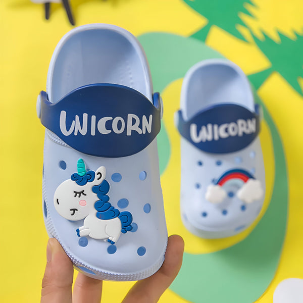 Chaussures d'enfants bleues avec motif licorne et arc-en-ciel, sandales de plage pour enfant, sabot confortable avec ornement, chaussure personnalisée pour bébé., 45502057480447,45502057513215,45502057545983,45502057578751,45502057644287,45502057775359,45502057873663,45502057971967,45502058070271 | Licorne Shop