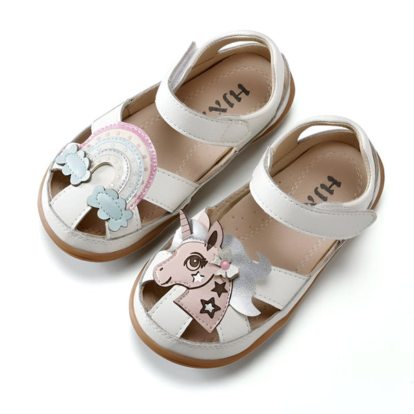 Sandales blanches pour enfants décorées d'un arc-en-ciel et de nuages sur l'une, et d'une licorne rose et argentée sur l'autre. Chaussures d'été pour filles., 45502062067967,45502062100735,45502062133503,45502062166271,45502062199039,45502062231807,45502062264575,45502062297343,45502062330111 | Licorne Shop