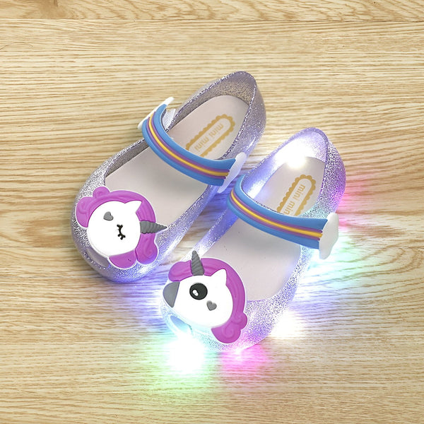 Chaussures pour enfant scintillantes, style ballerines, avec décorations licorne violette et arc-en-ciel. Elles sont lumineuses et parfaites pour un look féérique!, 45502066098431,45502066131199,45502066163967,45502066196735,45502066229503,45502066262271,45502066295039,45502066327807,45502066360575 | Licorne Shop