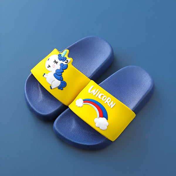 Gros plan de deux jolies sandales bleues pour enfants avec des motifs d'animaux et arc-en-ciel sur fond bleu. Idéal pour les vacances à la plage ou les journées décontractées., 45502337483007,45502337515775,45502337548543,45502337581311,45502337614079,45502337646847,45502337679615,45502337712383,45502337745151 | Licorne Shop