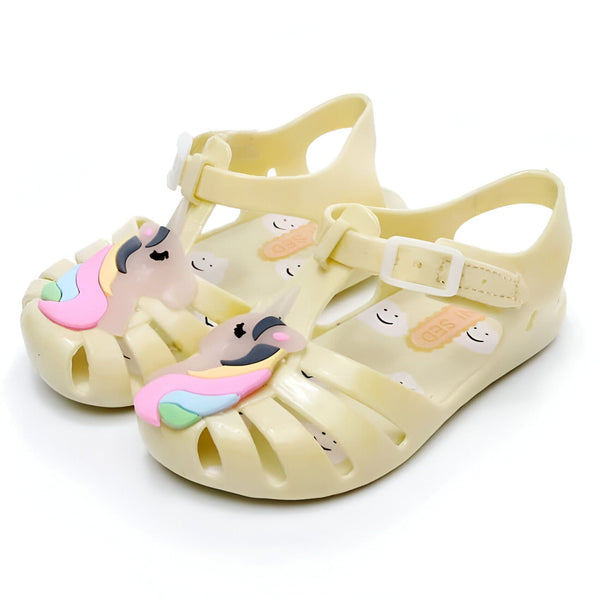 Sandales pour enfants jaunes, décorées d'une licorne colorée. Chaussures d'été parfaites pour les petites filles. Fermeture à boucle réglable pour un ajustement sûr et confortable. Semelles antidérapantes pour la sécurité des enfants., 45502341677311,45502341710079,45502341742847,45502341775615,45502341808383,45502341841151,45502341873919,45502341906687,45502341939455 | Licorne Shop
