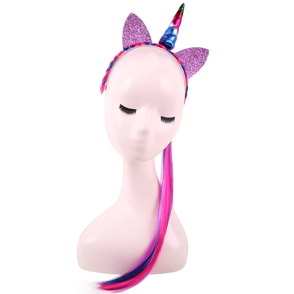 Serre-tête licorne avec des oreilles et une corne scintillantes sur une tête de mannequin. Il y a aussi une mèche de cheveux rose et violet attachée au serre-tête. Accessoire de déguisement fantaisie., 45501377708287 | Licorne Shop