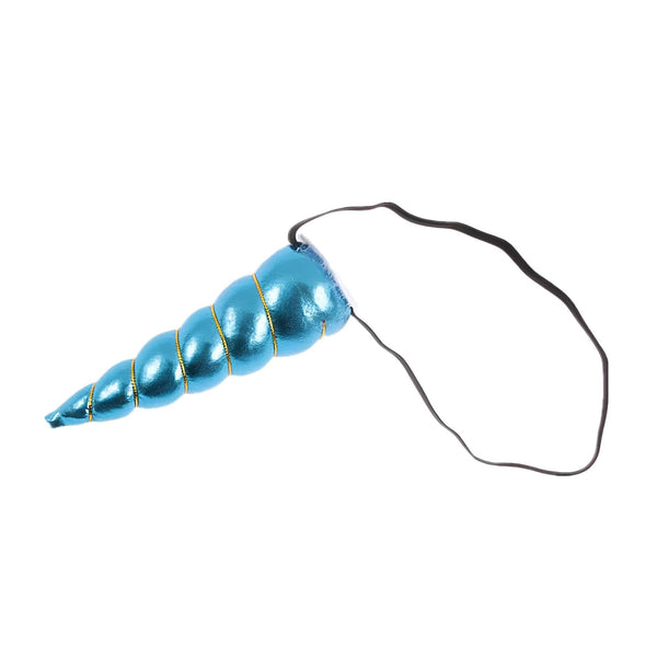 Gros plan d'une corne de licorne turquoise brillante, séparée en plusieurs sections par des détails dorés. Un élastique noir est attaché à la base pour la fixer sur la tête. Parfait pour un déguisement ou une fête d'anniversaire., 45501333733631 | Licorne Shop