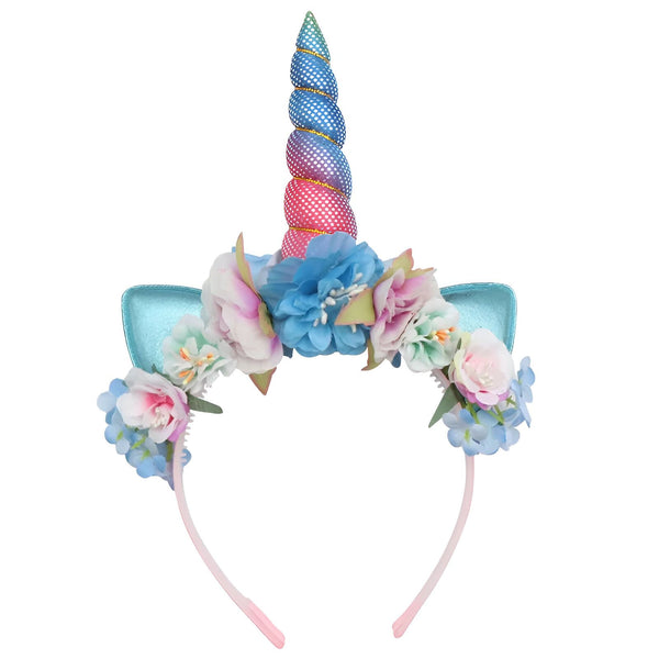 Un serre-tête licorne avec des fleurs colorées. La licorne a une corne en spirale rose et bleue et des oreilles bleues. Les fleurs sont roses, bleues et blanches.