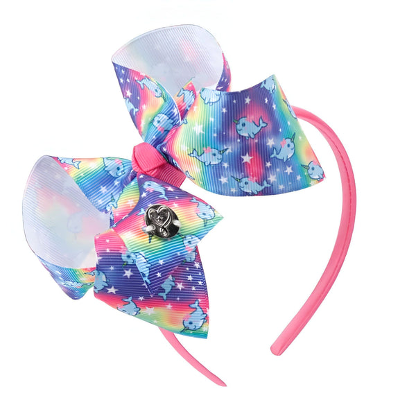 Serre-tête rose avec un grand nœud multicolore à motif de narvals et d'étoiles. Un bouton argenté en forme de cœur orne le nœud. Accessoire de mode pour enfants., 45501377380607 | Licorne Shop