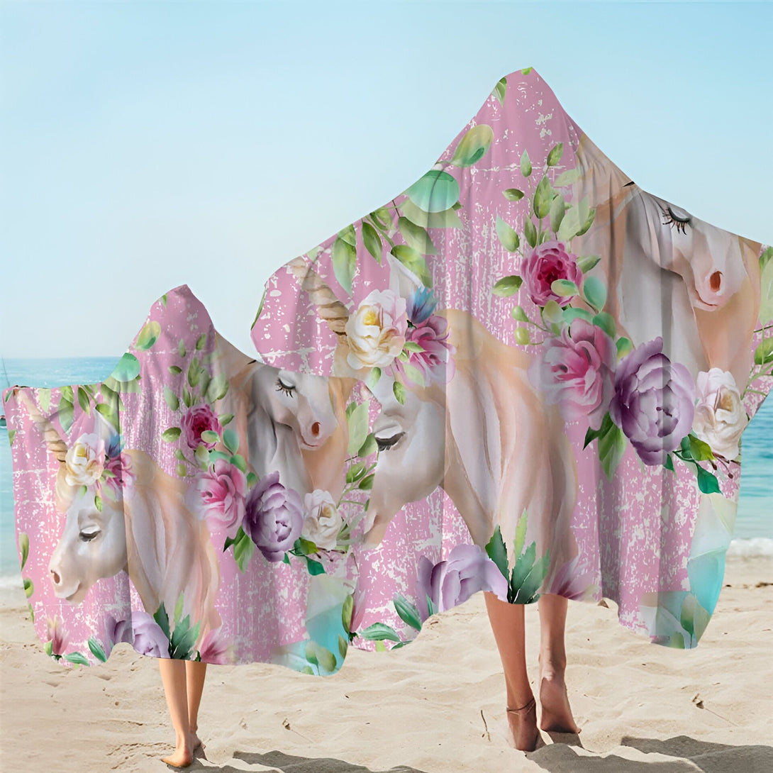 Personnes sur la plage portant des serviettes de bain à capuche avec imprimé de licornes et de fleurs roses. Serviettes poncho décoratives pour enfant., 45501253320959 | Licorne Shop