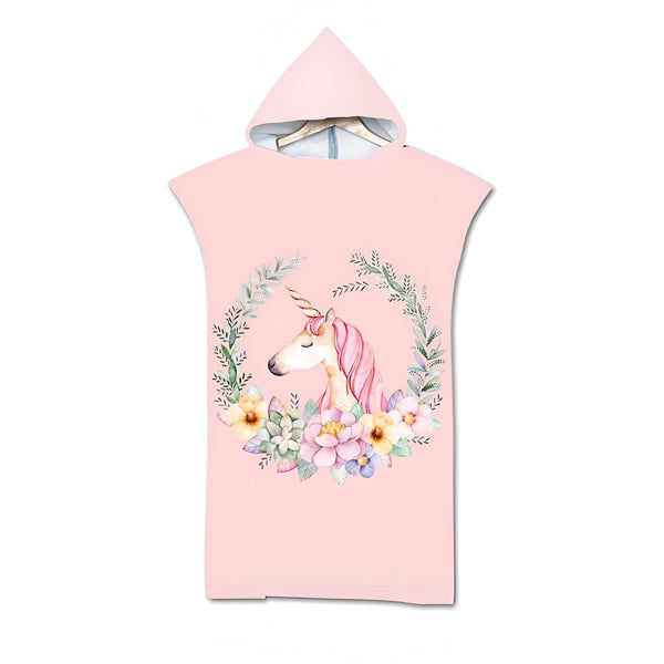 Poncho de bain rose avec capuche pour enfant, orné d'un motif d'une licorne dans une couronne de fleurs. Idéal pour la plage ou la piscine., 45501256696063 | Licorne Shop