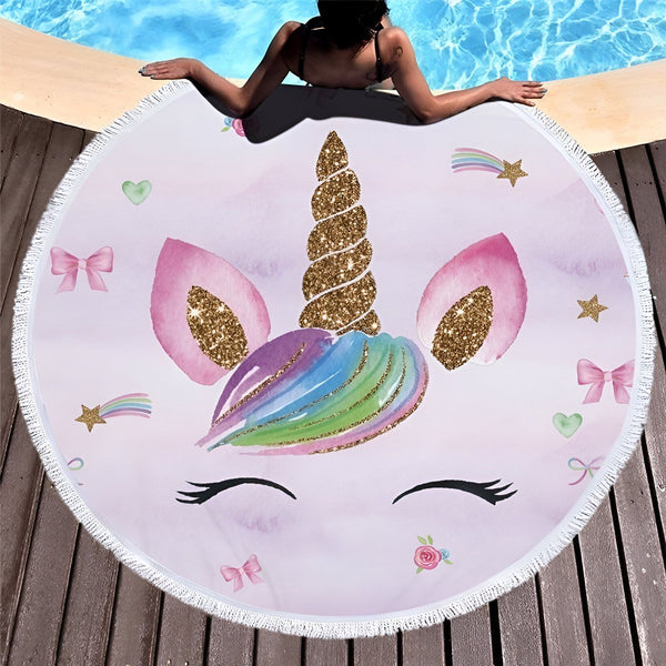 Serviette de plage ronde avec motif licorne rose et doré. Une femme se prélasse au bord de la piscine, la serviette étalée sur le sol en bois. Détails brillants et motifs enfantins., 45501256532223 | Licorne Shop