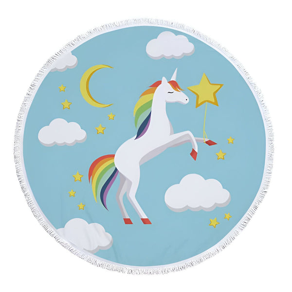 Serviette de plage ronde avec un motif de licorne blanche avec une crinière et une queue arc-en-ciel sur un fond bleu clair avec des nuages, des étoiles et un croissant de lune. La licorne tient une étoile jaune., 45501255352575 | Licorne Shop