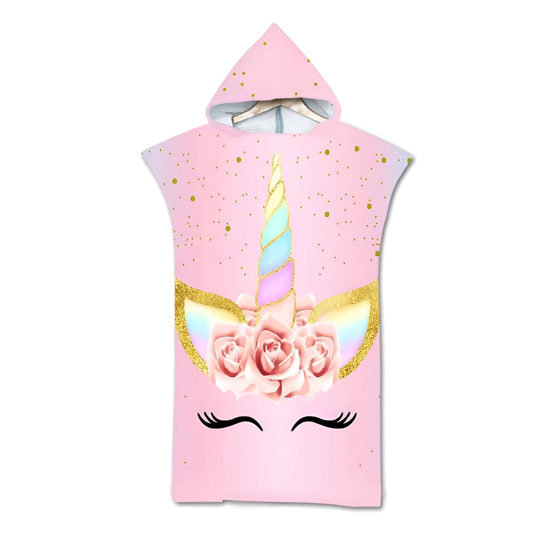 Poncho de bain à capuche rose pour enfants, motif de licorne avec des fleurs, des oreilles dorées et des cils noirs. Idéal pour la plage ou la piscine., 45501255680255 | Licorne Shop