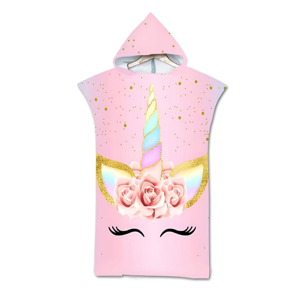 Poncho de bain à capuche rose pour enfants, motif de licorne avec des fleurs, des oreilles dorées et des cils noirs. Idéal pour la plage ou la piscine., 45501255680255 | Licorne Shop