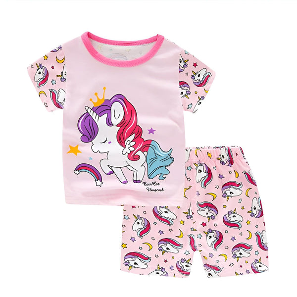Ensemble de pyjama rose pour enfant avec motifs licorne, étoiles et lune. T-shirt à manches courtes et short assorti. Idéal pour une nuit douce et confortable., 45502353670399,45502353703167,45502353735935,45502353768703,45502353801471,45502353834239,45502353867007,45502353899775 | Licorne Shop