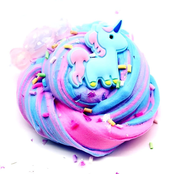 Pâte à modeler multicolore rose et bleue en forme de spirale, décorée de vermicelles colorés, d'un bonbon et d'une figurine de licorne bleue., 45501394583807 | Licorne Shop
