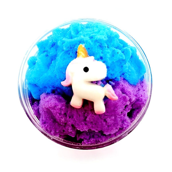 Image d'un pot transparent rempli de slime bleu et violet. Un petit jouet licorne blanche est placé sur le slime. Le slime a une texture aérée., 45501395730687 | Licorne Shop