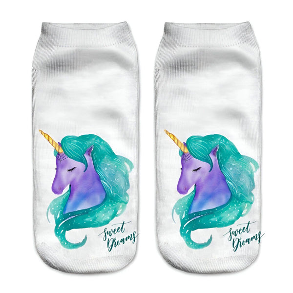 Chaussettes blanches courtes imprimées d'une licorne violette avec des cheveux turquoises et la mention "Sweet Dreams" (doux rêves)., 45502247862527 | Licorne Shop