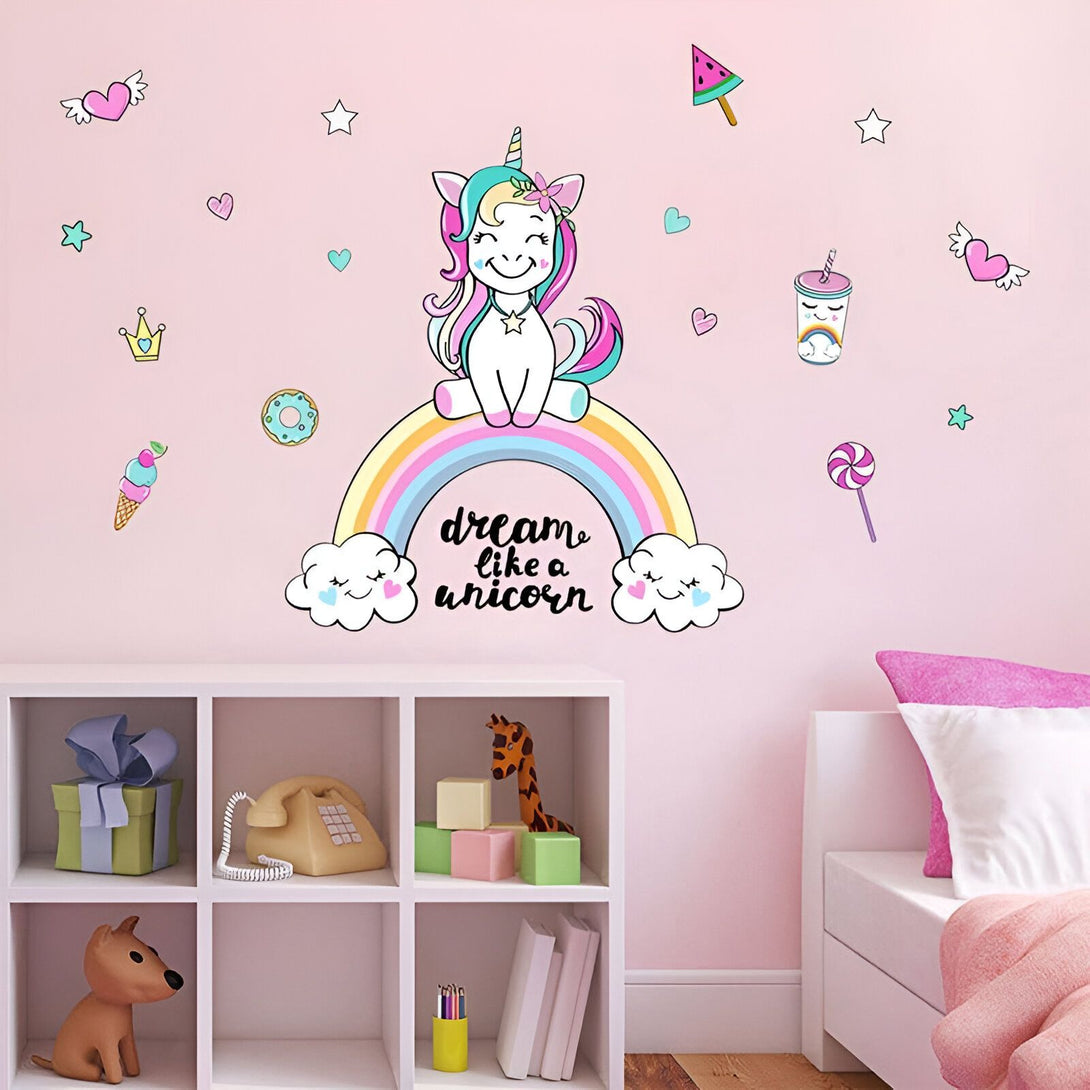 Une chambre d'enfant avec une décoration de licorne. La licorne est assise sur un arc-en-ciel et il y a des étoiles, des cœurs et des nuages autour d'elle. Il y a aussi des meubles et des jouets dans la chambre.