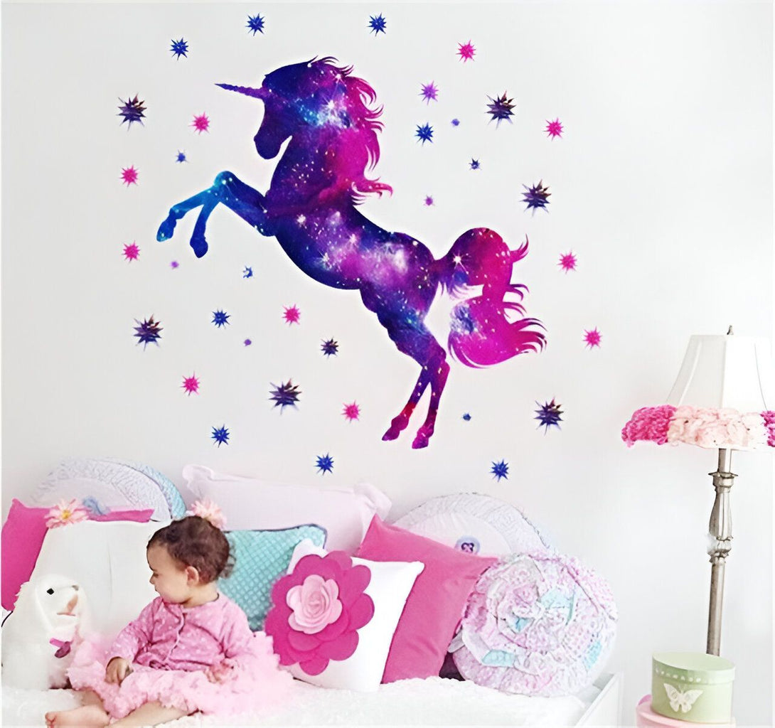 Une chambre de petite fille avec une licorne galactique. La licorne est blanche avec une crinière et une queue roses et violettes. Elle est entourée d'étoiles roses et bleues.