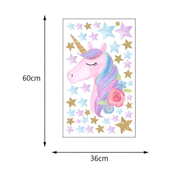 L'image représente une licorne rose avec une crinière et une queue arc-en-ciel. Elle est entourée d'étoiles et de fleurs. La licorne est debout sur un fond blanc. L'image est destinée à être utilisée comme sticker mural.