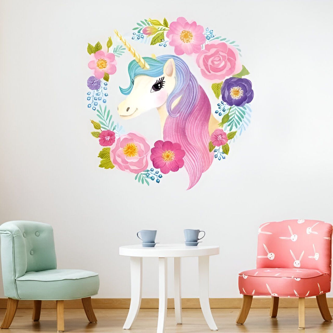 Une illustration d'une licorne avec une crinière et une queue roses et bleues. La licorne est entourée d'un cercle de fleurs roses, mauves et bleues.