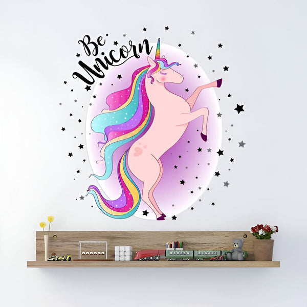 Une illustration d'une licorne rose avec une crinière arc-en-ciel et des étoiles autour d'elle. Le texte "Be a Unicorn" est écrit en noir au-dessus de la licorne.
