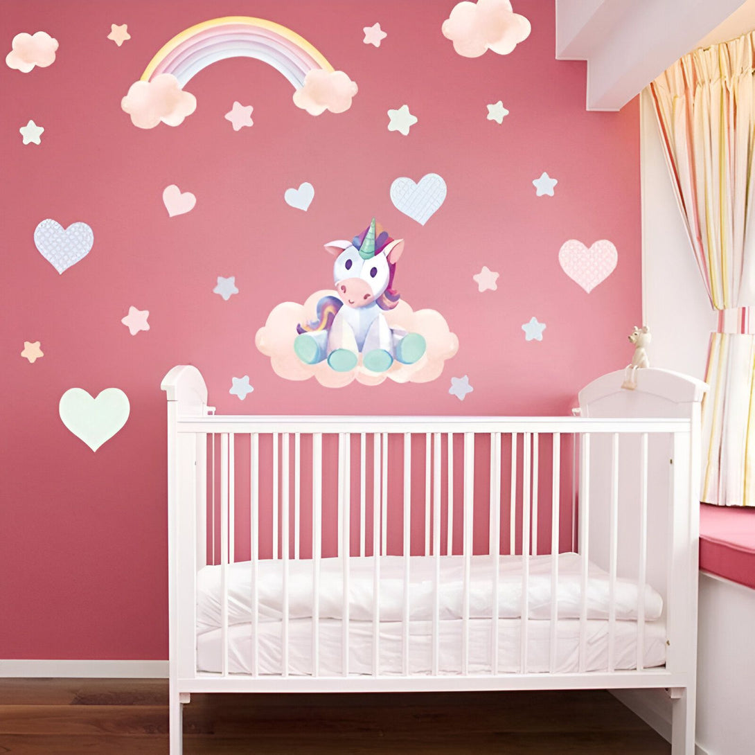 Une chambre de bébé avec une licorne assise sur un nuage. Il y a un arc-en-ciel, des étoiles et des cœurs sur le mur. La chambre est peinte en rose.