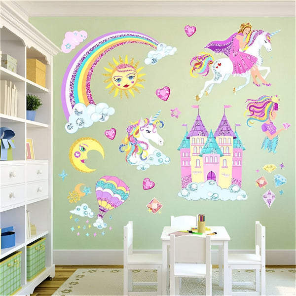 Une chambre d'enfant avec une fresque représentant un château, des licornes, des arcs-en-ciel et des étoiles.