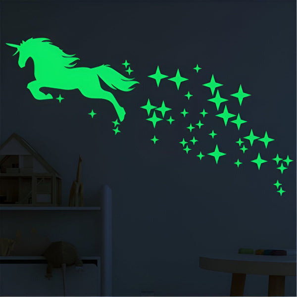 Une image d'une licorne verte qui saute avec une crinière et une queue brillantes. La licorne est entourée d'étoiles vertes. L'arrière-plan est noir.