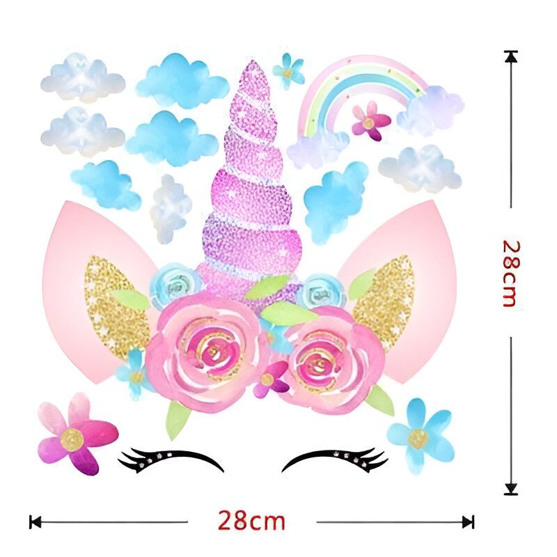 Une illustration d'une tête de licorne avec des fleurs et des nuages. La licorne est rose et blanche avec une corne en spirale et des fleurs roses et dorées sur la tête. Il y a aussi des nuages bleus et blancs et un arc-en-ciel coloré.