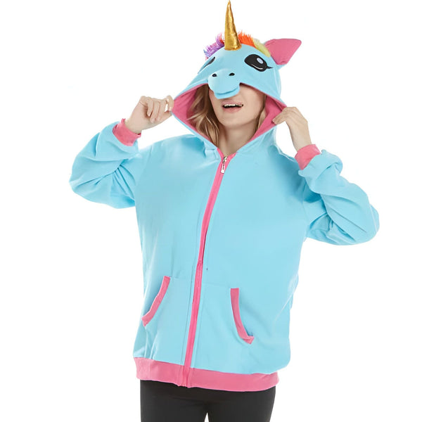 Femme portant un sweat à capuche licorne bleu avec fermeture éclair rose et détails roses. La capuche a une corne dorée et des oreilles roses., 45501702570239,45501702603007,45501702635775,45501702668543,45501702701311,45501702734079,45501702766847,45501702799615 | Licorne Shop