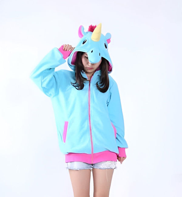 Femme portant un sweat à capuche bleu clair et rose avec une capuche en forme de tête de licorne avec une corne dorée., 45501773316351,45501773349119,45501773381887,45501773414655,45501773447423,45501773480191,45501773512959,45501773545727 | Licorne Shop