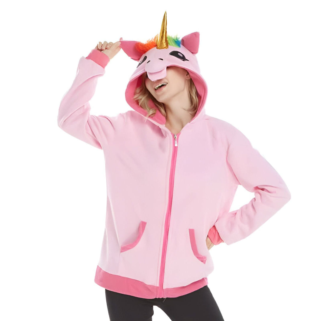 Une femme souriante porte un sweat à capuche rose avec une fermeture éclair et un motif de licorne sur la capuche., 45501707157759,45501707190527,45501707223295,45501707256063,45501707288831,45501707321599,45501707354367,45501707387135 | Licorne Shop