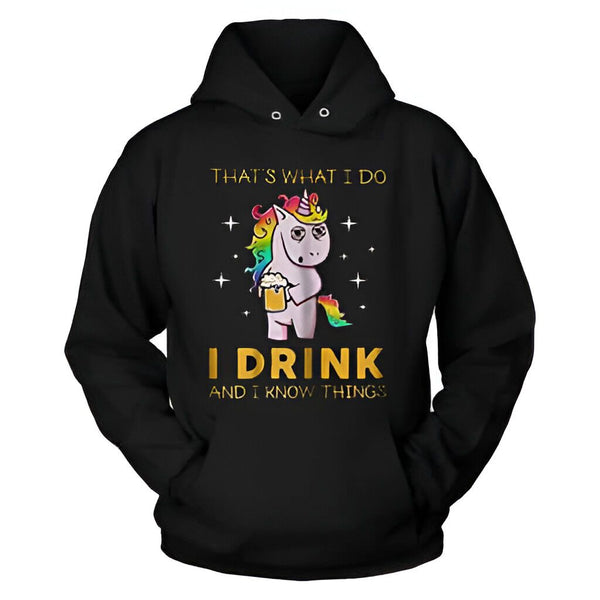 Un sweat-shirt noir avec un motif d'un licorne tenant une bière et le texte "That's what I do, I drink and I know things" (C'est ce que je fais, je bois et je sais des choses)., 45502210703615,45502210769151,45502210801919,45502210834687,45502210867455,45502210900223,45502210932991,45502210965759 | Licorne Shop