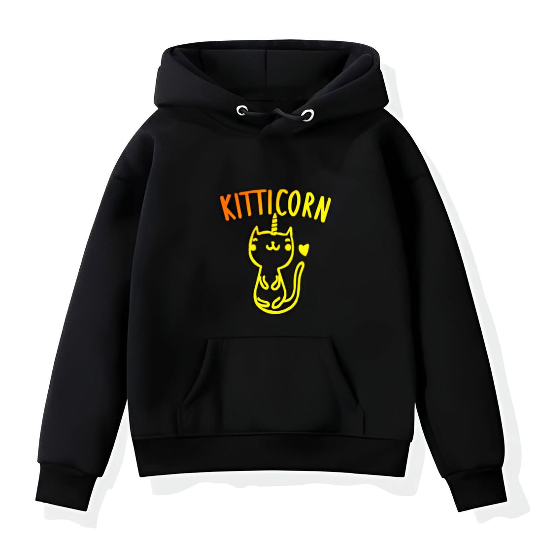 Gros plan sur un sweat à capuche noir avec le dessin d'un chat licorne et le mot « Kittycorn » en jaune et orange. Le sweat a une poche kangourou sur le devant et une capuche ajustable avec des cordons. Le motif est centré sur la poitrine., 45501766828287,45501766861055,45501766893823,45501766926591,45501766959359,45501766992127,45501767024895,45501767057663 | Licorne Shop