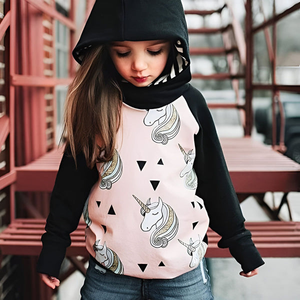 Fillette portant un sweat à capuche noir avec motif de licornes roses et noires, style décontracté et mignon., 45501688152319,45501688185087,45501688217855,45501688250623,45501688283391,45501688316159,45501688348927,45501688381695 | Licorne Shop