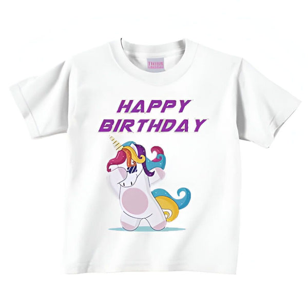 T-shirt blanc avec un dessin d'une licorne qui danse et le texte "Happy Birthday" en violet. Vêtement enfant pour un anniversaire., 45502334861567,45502334894335,45502334927103,45502334959871,45502334992639,45502335025407,45502335058175,45502335090943 | Licorne Shop