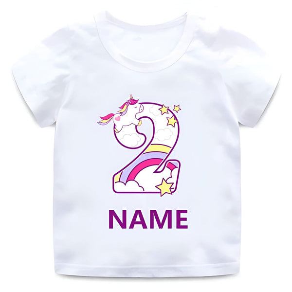 T-shirt blanc enfant avec un motif de chiffre 2 décoré d'un arc-en-ciel, d'étoiles et d'un dessin de licorne. Le mot "NAME" est écrit en dessous. Idéal pour un anniversaire., 45502306779391,45502306812159,45502306844927,45502306877695,45502306910463,45502306943231,45502306975999,45502307008767 | Licorne Shop